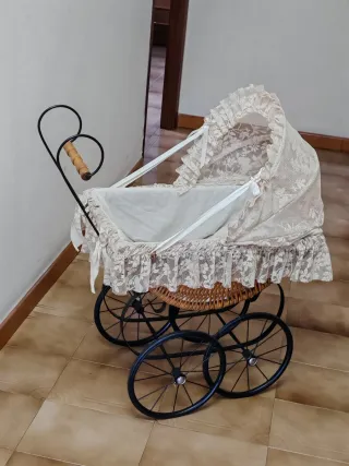 Carrito de muñecas vintage.