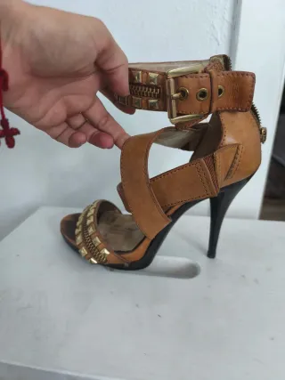 Sandalias de tacón con tachuelas