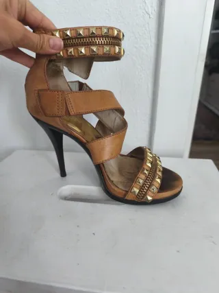 Sandalias de tacón con tachuelas