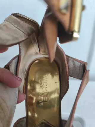 Sandalias de tacón con tachuelas