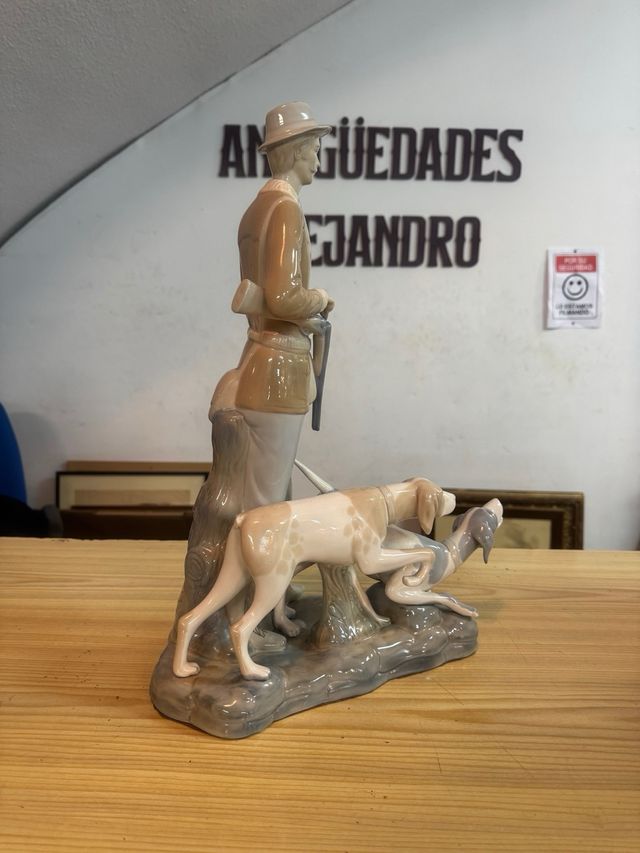 Figura in porcellana del cacciatore con cani