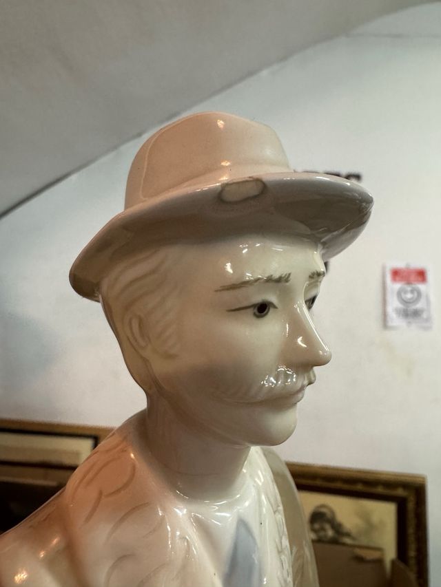 Figura in porcellana del cacciatore con cani