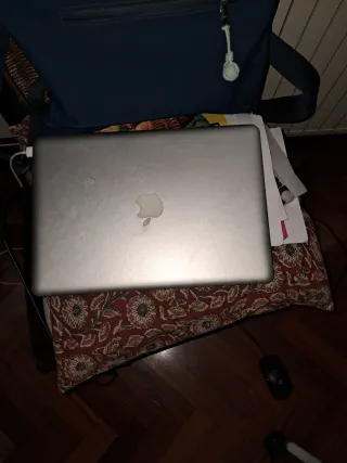 Ordenador Apple Macbook pro OS X 10.9.5 + cargador