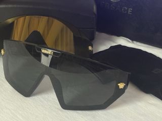 Gafas de sol Versace negras y doradas