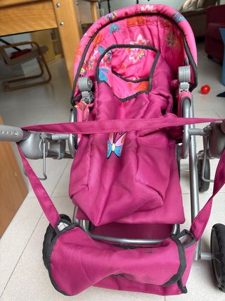 Carrito de muñecas rosa con mariposas