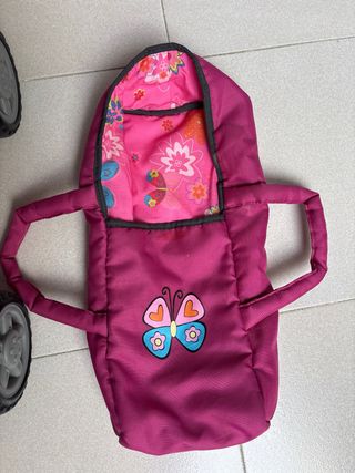 Carrito de muñecas rosa con mariposas