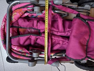 Carrito de muñecas rosa con mariposas