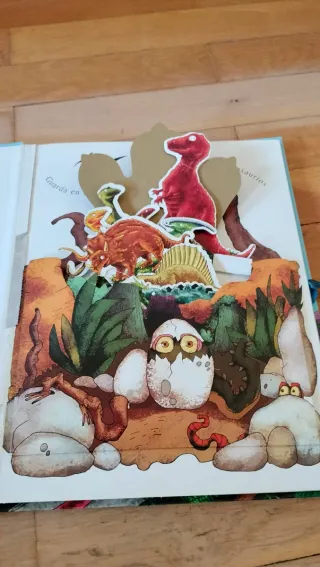 LIBROS-POP-UP EL VALLE DE LOS DINOSAURIOS (Span...