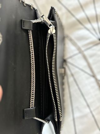 Mala preta com corrente