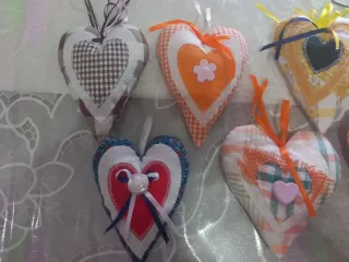 Cuoricini in stoffa fatti a mano