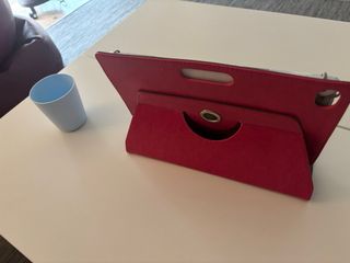 Tablet Asus blanca con funda rosa