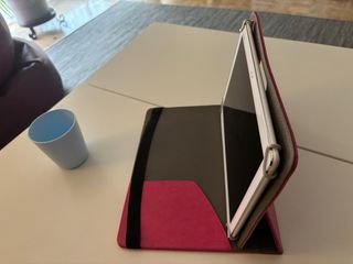 Tablet Asus blanca con funda rosa