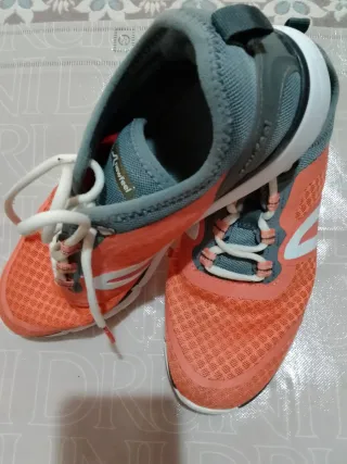 Zapatillas deportivas grises y naranjas