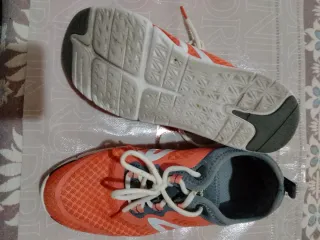Zapatillas deportivas grises y naranjas
