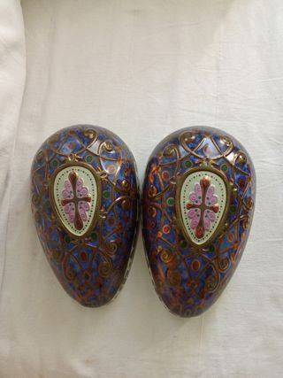 Uovo decorativo vintage in metallo