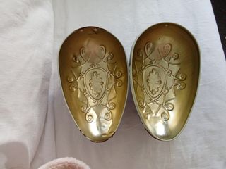 Uovo decorativo vintage in metallo