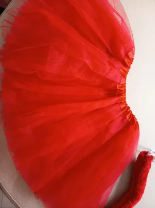 Falda, sombrero y corbata.