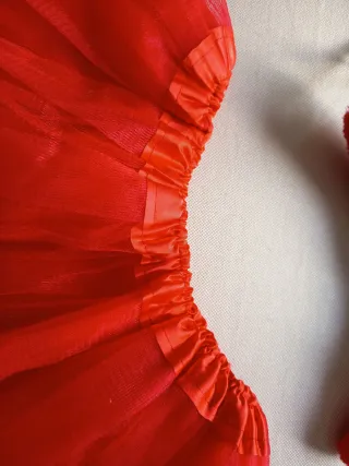 Falda, sombrero y corbata.