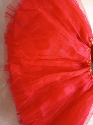 Falda, sombrero y corbata.