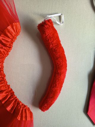 Falda, sombrero y corbata.