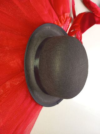 Falda, sombrero y corbata.