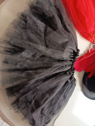 Falda, sombrero y corbata.