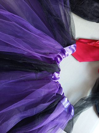 Falda, sombrero y corbata.