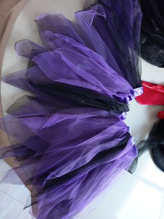 Falda, sombrero y corbata.