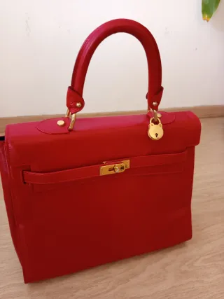 Bolso vintage rojo con detalles dorados