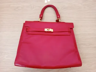 Bolso vintage rojo con detalles dorados