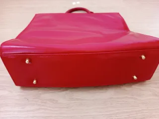 Bolso vintage rojo con detalles dorados