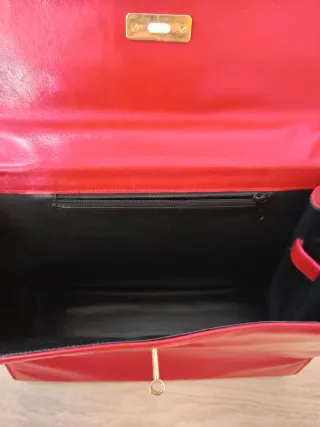 Bolso vintage rojo con detalles dorados