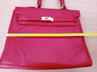 Bolso vintage rojo con detalles dorados