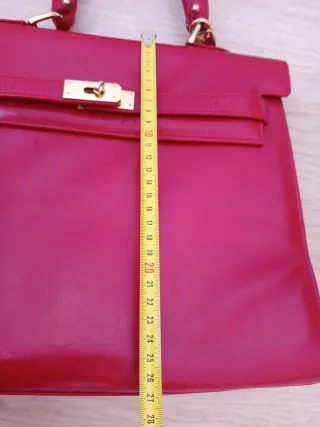 Bolso vintage rojo con detalles dorados