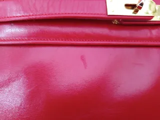 Bolso vintage rojo con detalles dorados