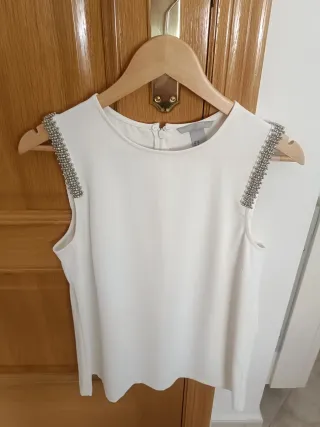 Blusa H&M beige con adornos plateados