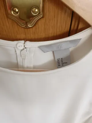 Blusa H&M beige con adornos plateados