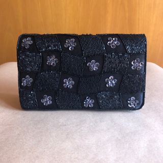 Borsa nera con perline e paillettes
