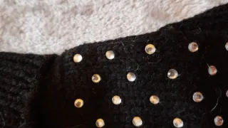 Guantes de punto negros con pedrería