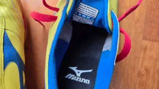 Scarpe da calcetto Mizuno gialle e blu