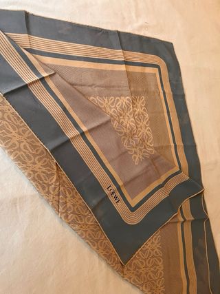 Pañuelo de seda Loewe beige y azul
