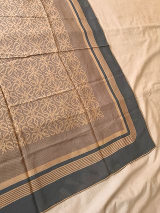 Pañuelo de seda Loewe beige y azul