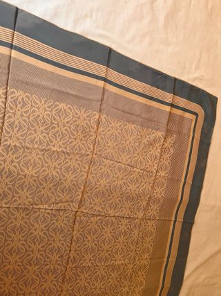 Pañuelo de seda Loewe beige y azul