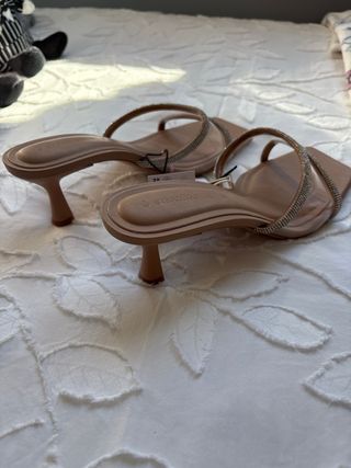 Sandalias Stradivarius tacón bajo, brillo,talla 37