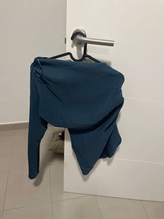 Blusa Zara un hombro verde azulado