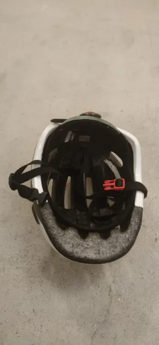 Casco de bicicleta blanco con palmeras