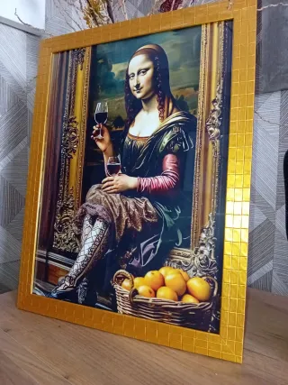 Quadro dorato con Mona Lisa che esce dal quadro