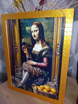 Quadro dorato con Mona Lisa che esce dal quadro