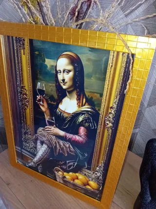 Quadro dorato con Mona Lisa che esce dal quadro