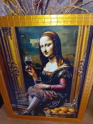 Quadro dorato con Mona Lisa che esce dal quadro